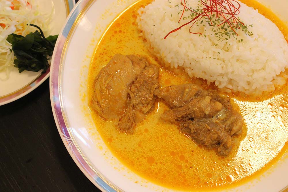 エミナースのスリランカ人スタッフが作るスリランカカレー（サラダ付）