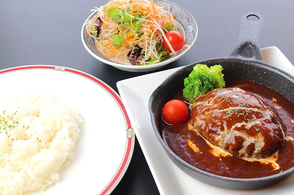 自家製デミグラスソースの煮込みハンバーグ